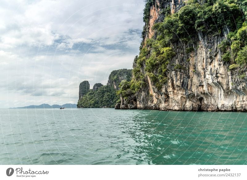 Felsen in Phang Nga Bay Ferien & Urlaub & Reisen Ausflug Abenteuer Ferne Sommer Sommerurlaub Meer Insel Wellen Natur Landschaft Himmel Wolken Küste Bucht