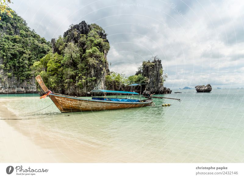 Longtail am Strand Ferien & Urlaub & Reisen Ausflug Ferne Sommer Sommerurlaub Landschaft Wolken Wellen Küste Bucht Meer Thailand Schifffahrt Fischerboot