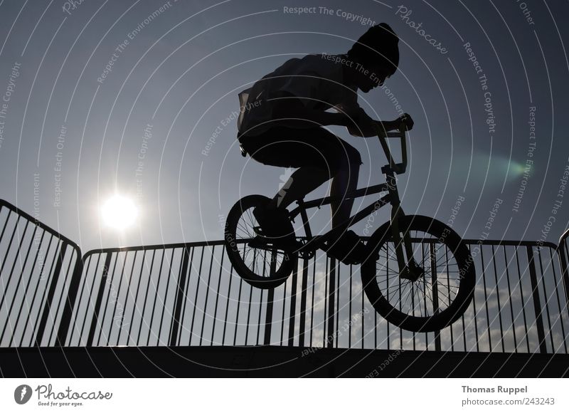 und hepp! Freizeit & Hobby Sport Fahrradfahren BMX Halfpipe Skaterbahn Mensch maskulin Junger Mann Jugendliche Erwachsene 1 18-30 Jahre springen Farbfoto