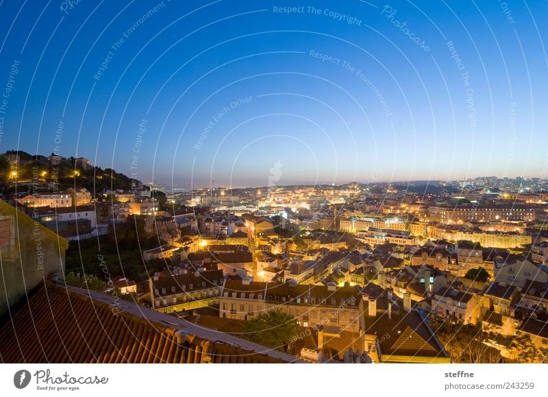 Twilight Zone Wolkenloser Himmel Sonnenaufgang Sonnenuntergang Sommer Schönes Wetter Lissabon Portugal Hauptstadt Altstadt Skyline bevölkert Haus ästhetisch