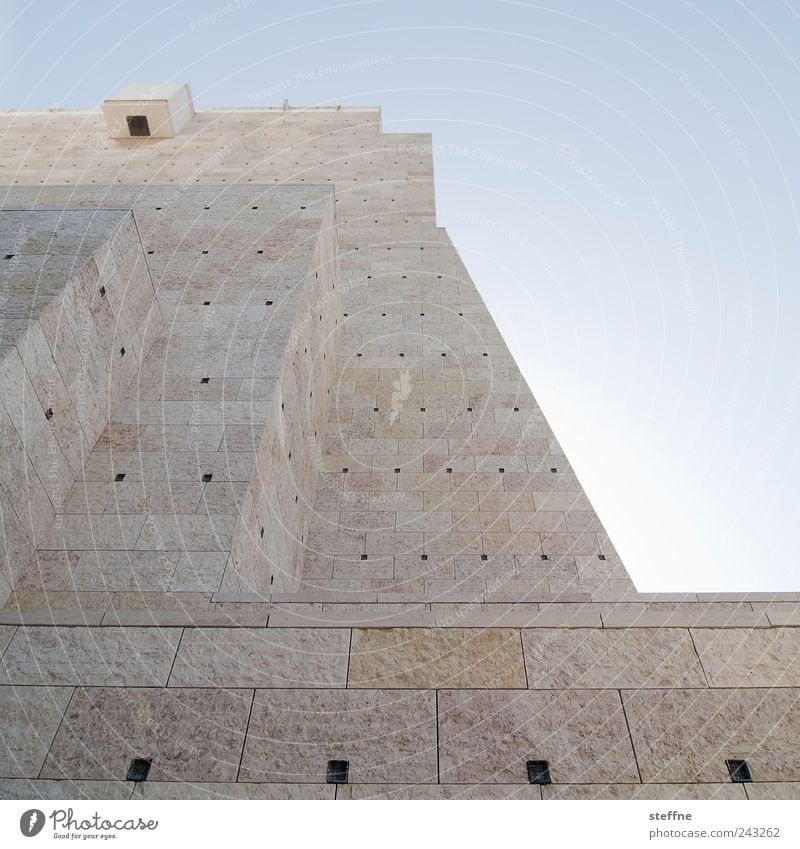 Pyramide Museum Wolkenloser Himmel Schönes Wetter Lissabon Portugal Mauer Wand Fassade ästhetisch stark Farbfoto Gedeckte Farben Außenaufnahme abstrakt Muster