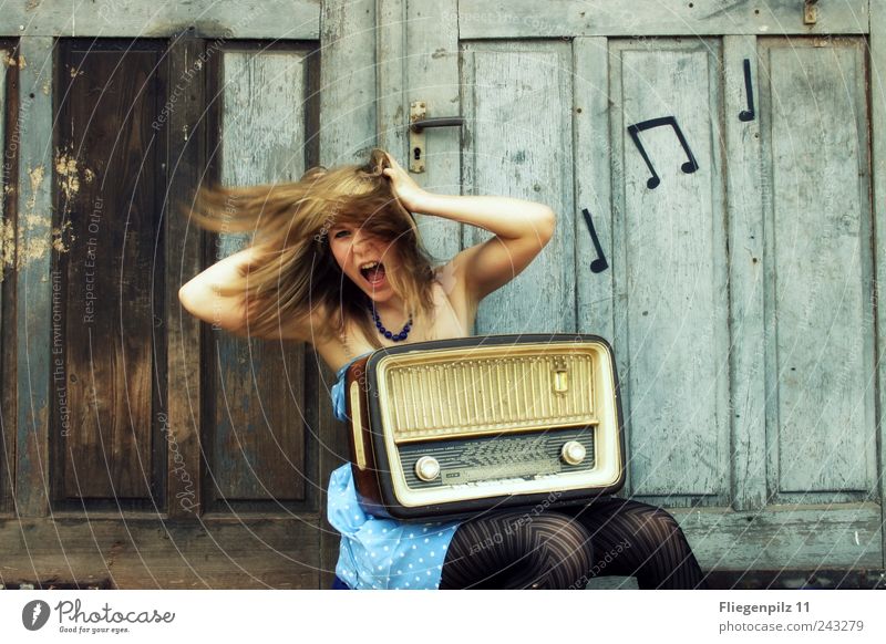 turn the radio on! Stil Freude Lautsprecher Radiogerät feminin Junge Frau Jugendliche Haare & Frisuren 1 Mensch Musik Musik hören Tor Tür Kleid Strumpfhose