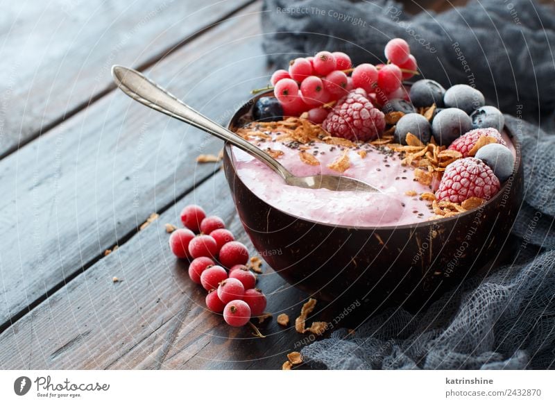 Waldfrüchte Smoothie-Schalen Joghurt Frucht Dessert Ernährung Frühstück Vegetarische Ernährung Diät Schalen & Schüsseln Löffel Sommer frisch rosa rot weiß