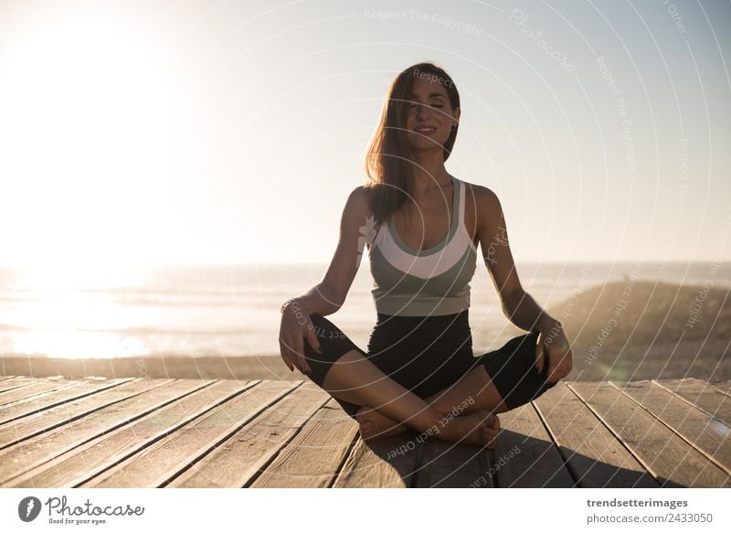 Frauen, die am Strand meditieren. Diät Lifestyle Glück schön Körper Wellness Erholung Meditation Ferien & Urlaub & Reisen Sommer Meer Yoga Mensch Erwachsene