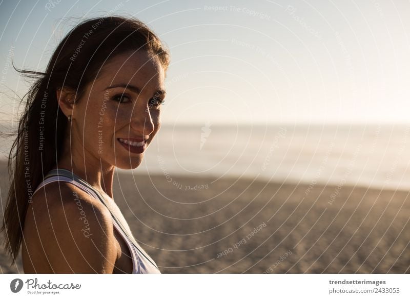 Frau genießt wunderschönen Sonnenuntergang am Strand Lifestyle Glück Leben harmonisch Erholung Meditation Ferien & Urlaub & Reisen Freiheit Sommer Meer Yoga