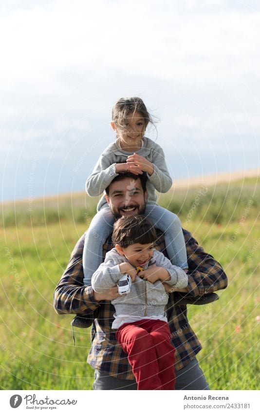 Familien-Totemspiel für fröhliche Frühlingsgefühle Spielen Kind Baby Kleinkind Mädchen Junge Mann Erwachsene Eltern Vater Familie & Verwandtschaft Kindheit 3