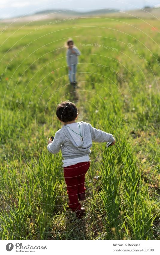 der Weg Spielen Kind Mensch Mädchen Junge Geschwister Bruder Schwester Kindheit 2 1-3 Jahre Kleinkind 3-8 Jahre genießen rennen Hermandad laufen Frühling Feld