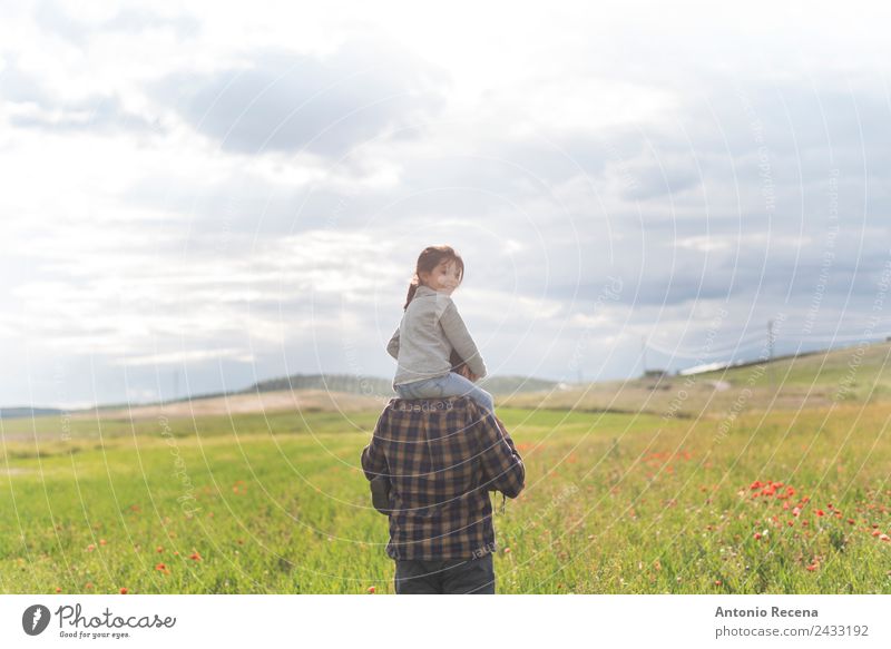 Vater und Tochter Spielen Kind Mensch Mädchen Mann Erwachsene Eltern Familie & Verwandtschaft Kindheit 2 3-8 Jahre 30-45 Jahre Blume Wiese Lächeln Umarmen