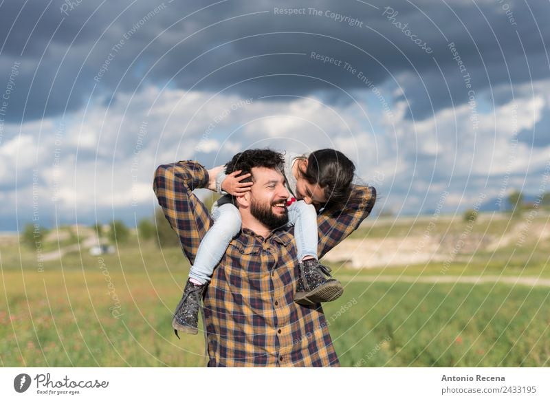 Vater und Tochter spielen bei bewölktem Himmel im Freien Spielen Kind Mädchen Mann Erwachsene Eltern Familie & Verwandtschaft Kindheit 2 Mensch 3-8 Jahre