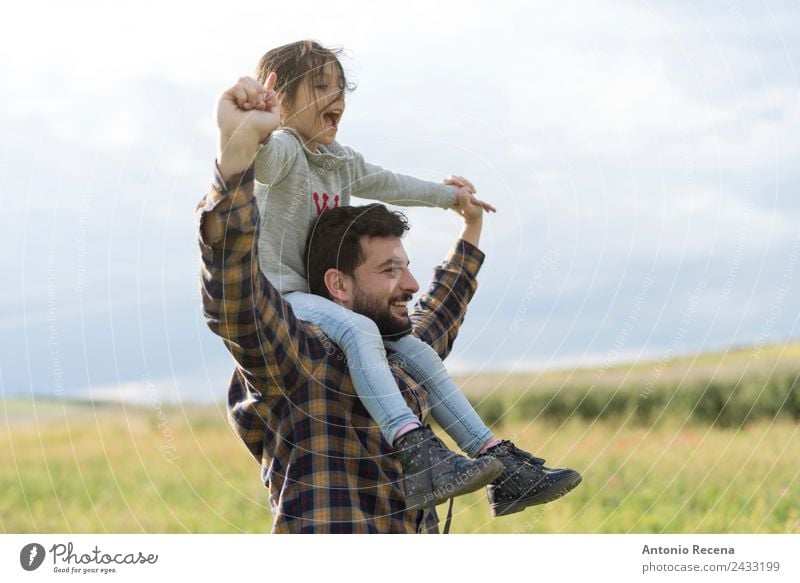 Vater und Tochter Spielen Kind Mädchen Mann Erwachsene Eltern Familie & Verwandtschaft Kindheit 2 Mensch 3-8 Jahre 18-30 Jahre Jugendliche Blume Wiese Umarmen