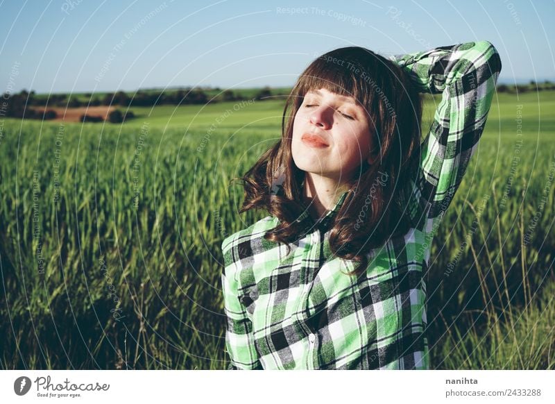 Junge glückliche Frau, die einen sonnigen Tag in der Natur genießt. Lifestyle Stil Freude Gesundheit Wellness harmonisch Sinnesorgane Erholung