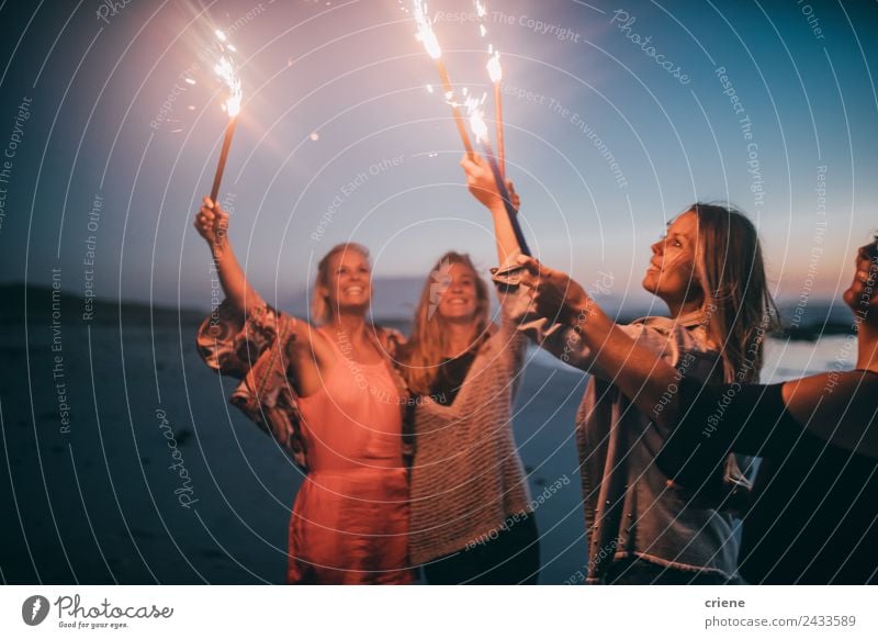 Gruppe von Freunden, die Silvester mit Wunderkerzen feiern. Lifestyle Freude Glück schön Leben Sommer Sonne Strand Meer Frau Erwachsene Freundschaft Natur Sand