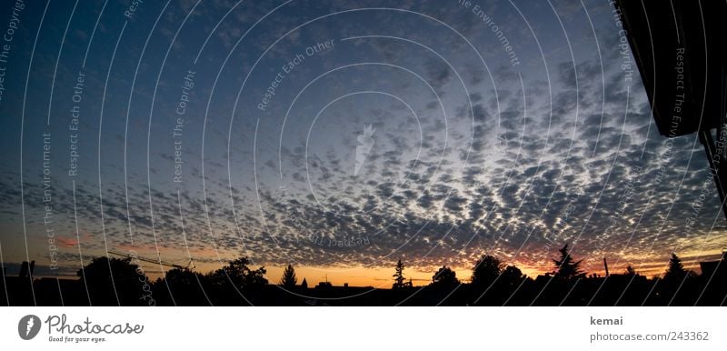 Eines schönen Sommerabends Umwelt Himmel Wolken Nachthimmel Sonnenaufgang Sonnenuntergang Sonnenlicht Klima Schönes Wetter Kleinstadt Skyline Romantik