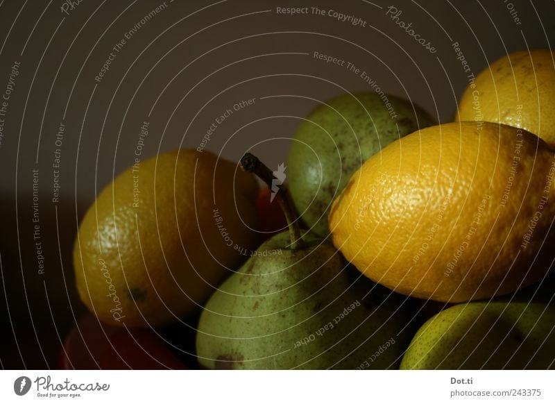 vlaamse vruchten Lebensmittel Frucht Ernährung Vegetarische Ernährung Gesundheit gelb grün Stillleben Birne Zitrone Obstteller Hülle Stengel dunkel Stapel