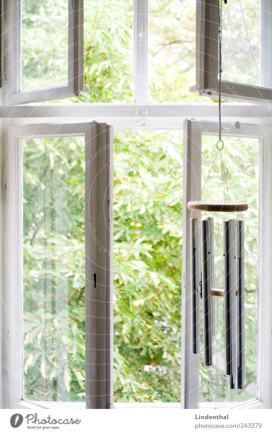 Einkehr Sommer Vertrauen Glocke Glockenspiel Klang Fenster offen Windstille Meditation ruhig Erholung Kastanienbaum Blatt Baum Blick Fensterblick Aussicht