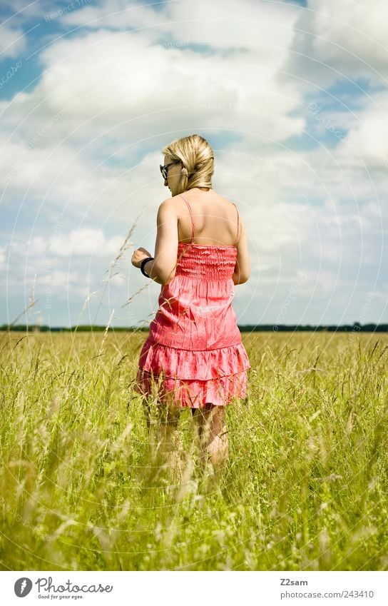 sonnenkind Lifestyle Stil Erholung feminin Junge Frau Jugendliche 1 Mensch 18-30 Jahre Erwachsene Umwelt Landschaft Himmel Wolken Sommer Kleid Sonnenbrille