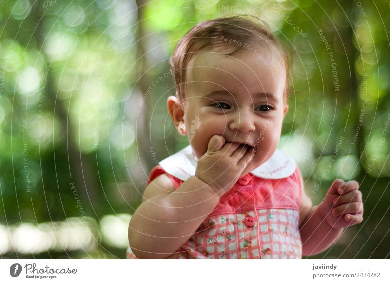 Sechs Monate altes kleines Mädchen im Freien Glück schön Gesicht Kind Mensch Baby Junge Frau Jugendliche Erwachsene Kindheit 1 0-12 Monate Lächeln lachen