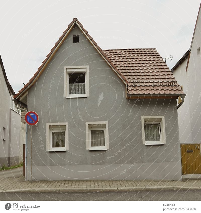 zu besuch in jalatown .. Dorf Kleinstadt Menschenleer Haus Einfamilienhaus Gebäude Fassade Fenster Dach Beton ästhetisch Straße Bürgersteig Verkehrsschild