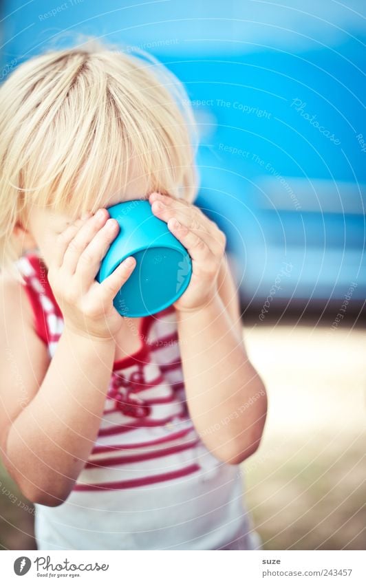 Grünschnabel in blau trinken Tasse Kind Kleinkind Mädchen Kindheit Hand 1 Mensch 3-8 Jahre blond festhalten lustig Freude Hemd Becher Farbfoto mehrfarbig