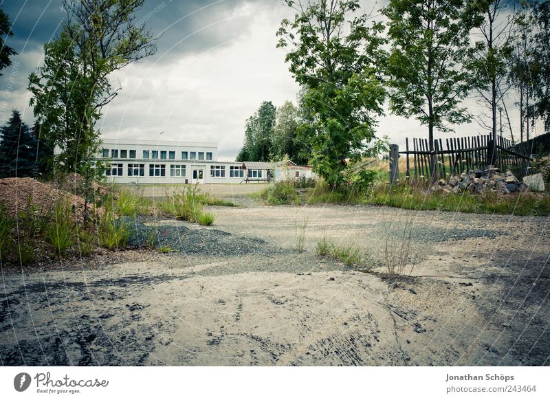 Ende Gelände Natur Landschaft Himmel Stadtrand Menschenleer Industrieanlage Fabrik Bauwerk Gebäude Gefühle Stimmung Baustelle kahl Zaun Flachbau Schulgebäude