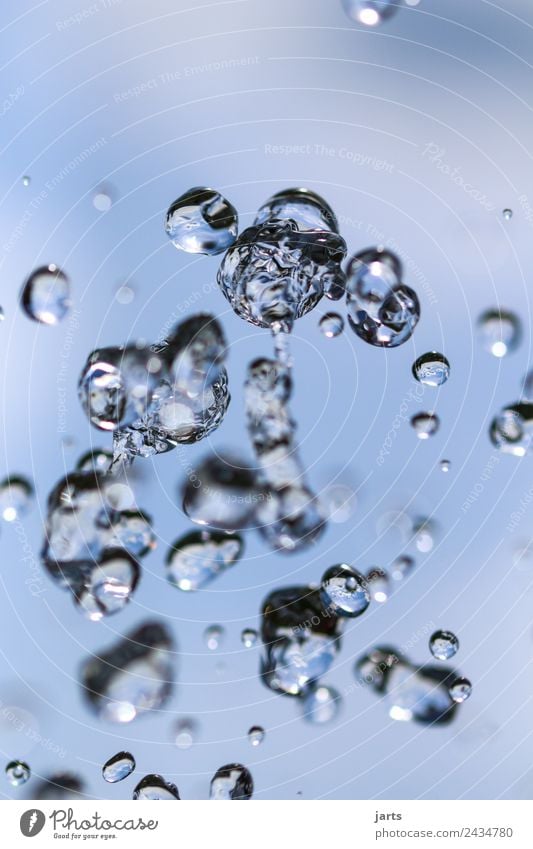 wassertanz Urelemente Wasser Wassertropfen Himmel Schönes Wetter fliegen einfach Flüssigkeit frisch Gesundheit glänzend kalt nass natürlich blau Natur Farbfoto