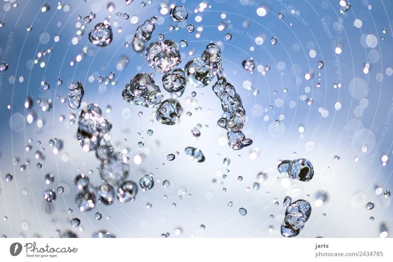 platsch Wasser Wassertropfen Himmel Schönes Wetter fliegen Flüssigkeit frisch glänzend hell kalt nah nass positiv weich blau Gesundheit Natur Kühlung