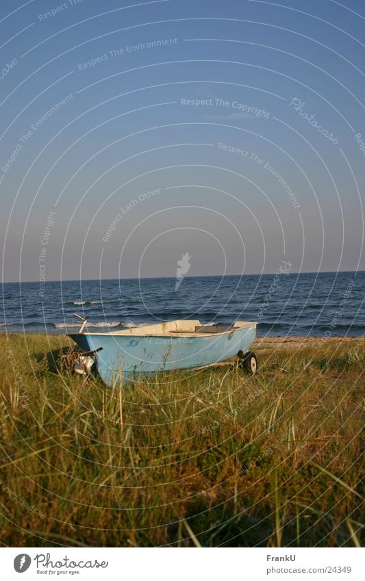 Boot am Strand Wasserfahrzeug Abenddämmerung Ruderboot Sommer Stillleben Meer Ostsee Natur