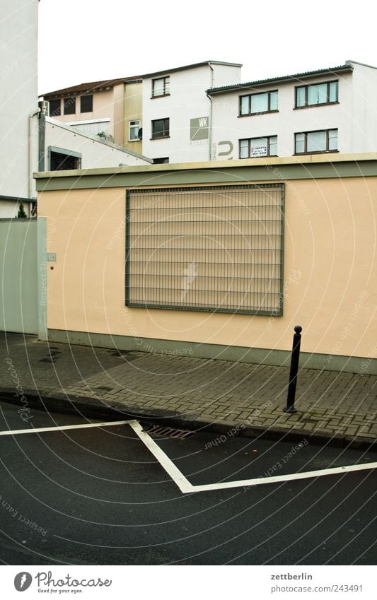 Gießen Kleinstadt Stadt Haus Bauwerk Gebäude Architektur Mauer Wand Fassade Fenster Traurigkeit Sorge Liebeskummer Müdigkeit Sehnsucht Heimweh Fernweh