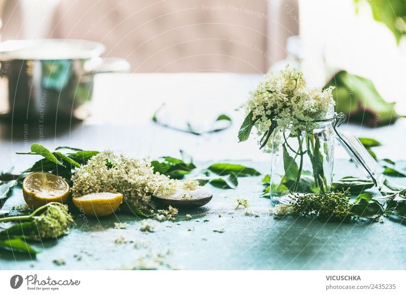 Holunderblüten mit Zucker und Zitrone auf dem Tisch Lebensmittel Marmelade Ernährung Bioprodukte Vegetarische Ernährung Diät Geschirr Topf Glas Lifestyle Stil