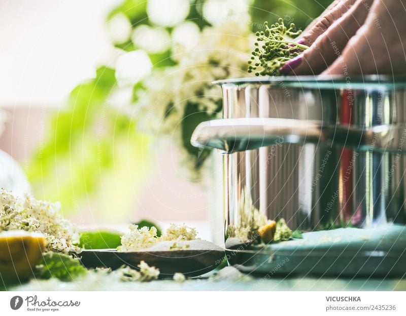 Holunderblüten zubereiten Lebensmittel Marmelade Ernährung Bioprodukte Vegetarische Ernährung Geschirr Topf Lifestyle Stil Design Gesundheit Gesunde Ernährung