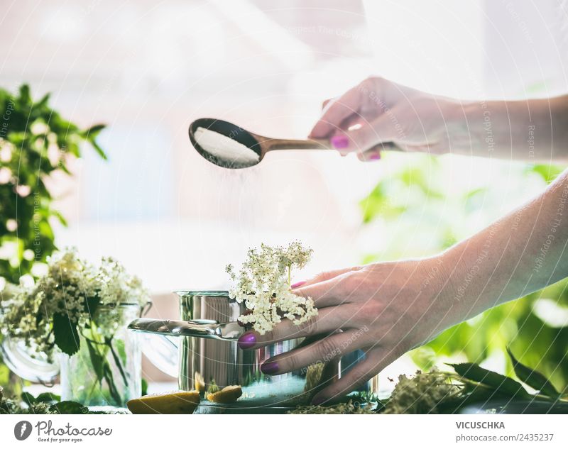 Holunderblütensirup oder Marmelade kochen Lebensmittel Ernährung Topf Löffel Lifestyle Stil Design Gesundheit Alternativmedizin Gesunde Ernährung Sommer