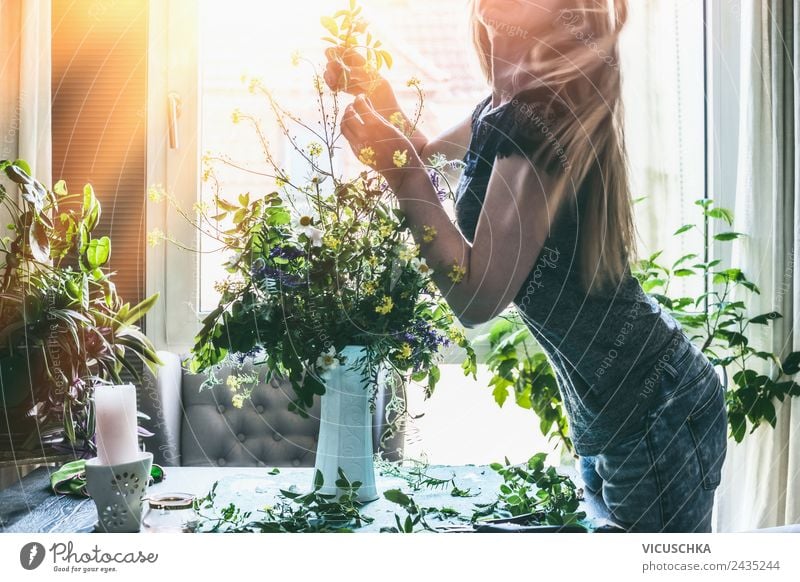 Frau macht zu Hause wilde Blumen im Vase Lifestyle Stil Design Sommer Häusliches Leben Wohnung Innenarchitektur Dekoration & Verzierung Tisch Wohnzimmer Mensch