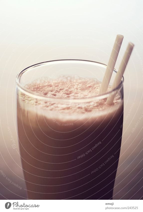 Frappé Milcherzeugnisse Dessert Getränk Glas Trinkhalm lecker rosa Milchshake 2 Farbfoto Innenaufnahme Studioaufnahme Nahaufnahme Textfreiraum oben