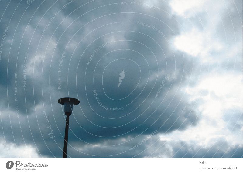 Laterne im Gewitter Wolken Straßenbeleuchtung bedrohlich dunkel Graffiti Wetterstimmung