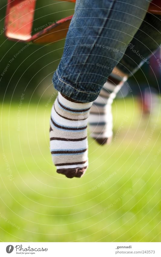 Nur fliegen ist schöner Beine Fuß 1 Mensch Jeanshose Stoff Strümpfe Spielplatz Freude Kindheit leicht Schweben Farbfoto Außenaufnahme Detailaufnahme Tag Licht