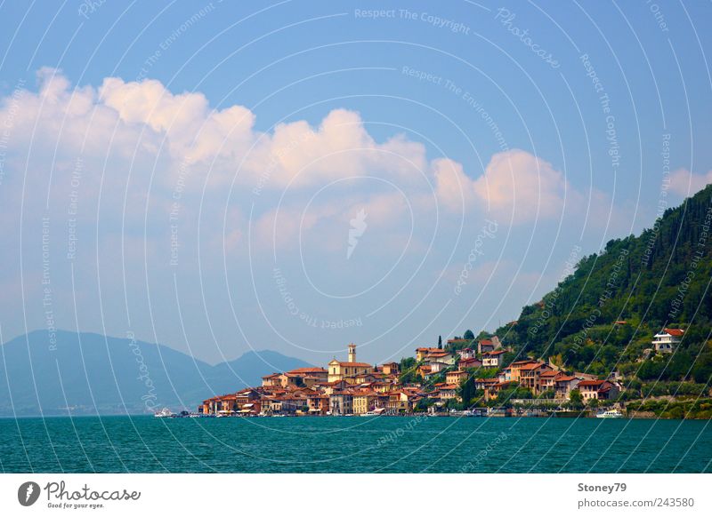 Peschiera Maraglio Sommerurlaub Insel Landschaft Wasser Himmel Wolken Sonnenlicht Schönes Wetter Küste See Dorf Fischerdorf Haus Schifffahrt blau Fernweh