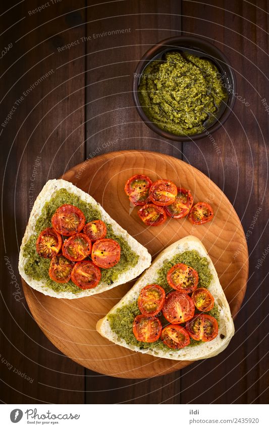 Brötchen mit Pesto und gerösteter Tomate Gemüse Brot Frühstück Vegetarische Ernährung frisch Lebensmittel rollen oliv gebraten Belag Aufstrich Saucen Basilikum