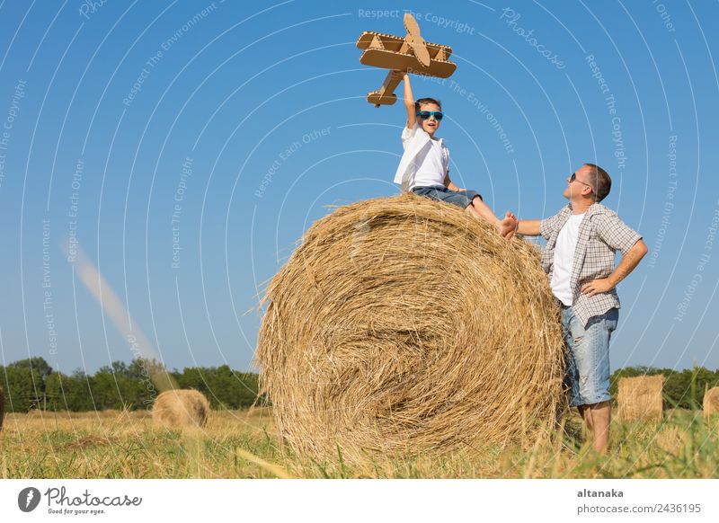 Vater und Sohn spielen im Park Lifestyle Freude Glück Freizeit & Hobby Spielen Ferien & Urlaub & Reisen Freiheit Sommer Sonne Sport Kind Pilot Mensch Junge Mann