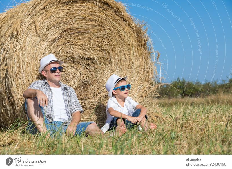 Vater und Sohn sitzen im Park. Lifestyle Freude Glück Freizeit & Hobby Spielen Ferien & Urlaub & Reisen Freiheit Sommer Sonne Sport Kind Mensch Junge Mann