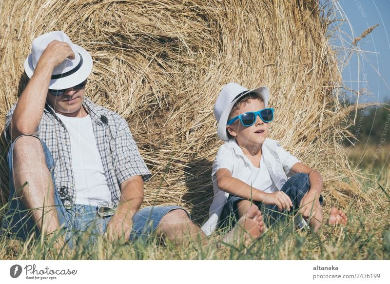 Vater und Sohn sitzen im Park. Lifestyle Freude Glück Freizeit & Hobby Spielen Ferien & Urlaub & Reisen Freiheit Sommer Sonne Sport Kind Mensch Junge Mann