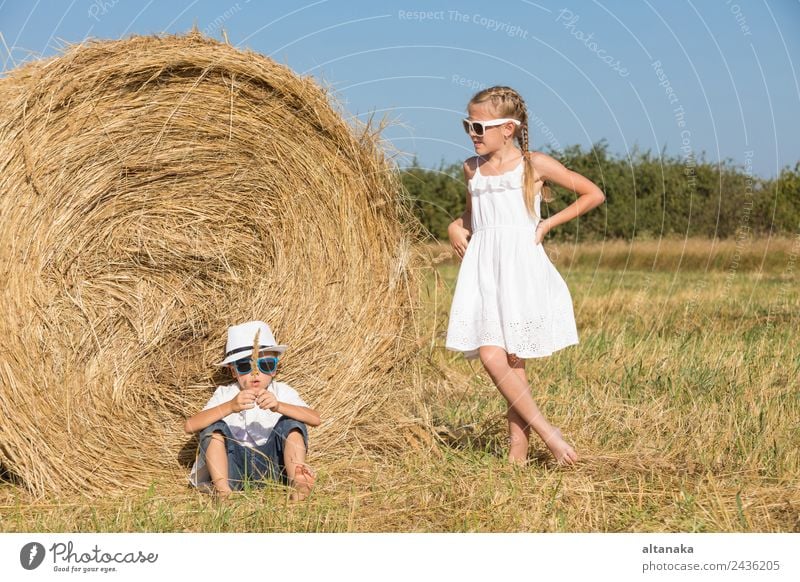 Glückliche Kinder beim Spielen auf dem Spielfeld Lifestyle Freude schön Gesicht Freizeit & Hobby Ferien & Urlaub & Reisen Freiheit Sommer Schule Mensch Junge