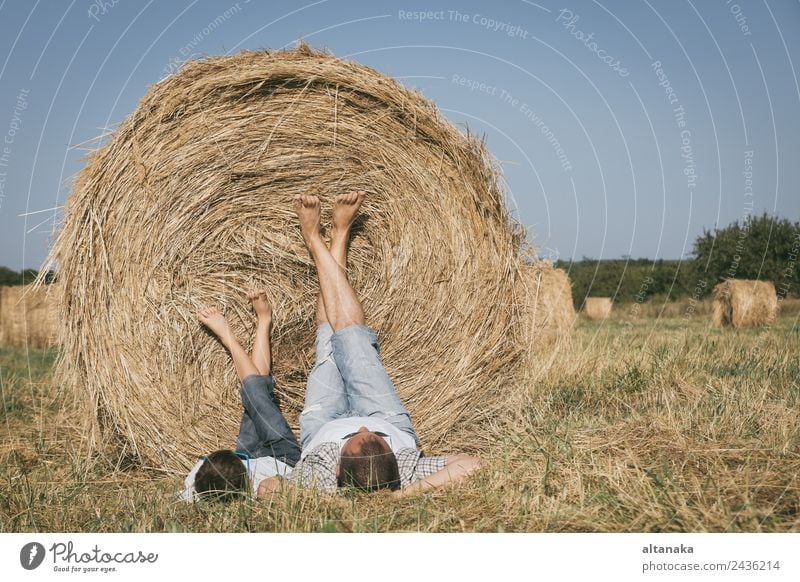 Vater und Sohn auf dem Feld liegend Lifestyle Freude Glück Freizeit & Hobby Spielen Ferien & Urlaub & Reisen Freiheit Sommer Sonne Sport Kind Mensch Junge Mann