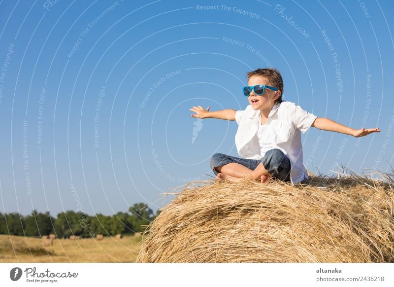 Glücklicher kleiner Junge spielt im Park. Lifestyle Freude schön Spielen Ferien & Urlaub & Reisen Freiheit Sommer Sport Erfolg Kind Schule Mensch Mann