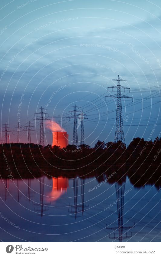 Leuchtturm Kernkraftwerk Landschaft Himmel Wolken Baum Seeufer blau rot schwarz Angst bedrohlich Strommast Kühlturm Rauch Kernschmelze glühen Farbfoto