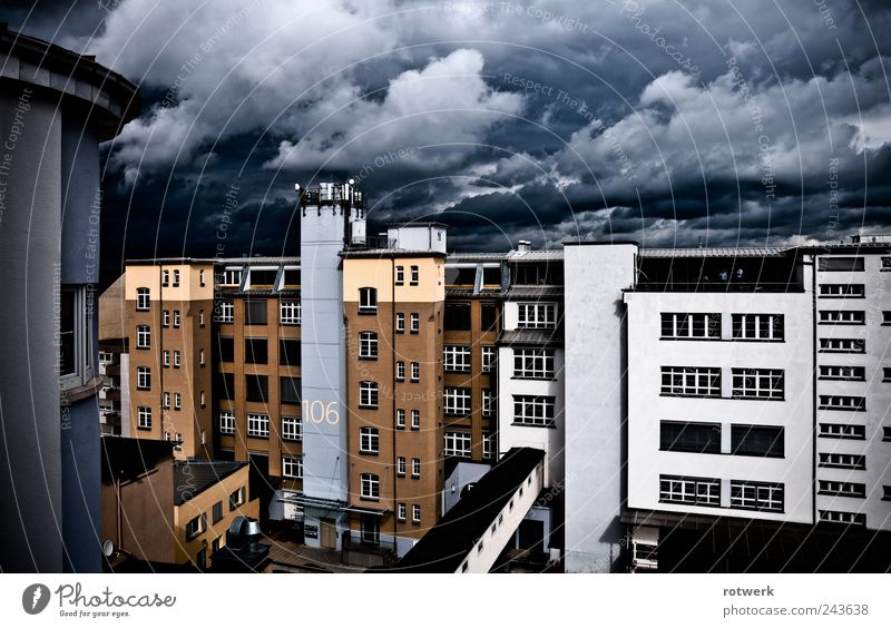 rotwerk city worklife Fabrik Dienstleistungsgewerbe Himmel Gewitterwolken schlechtes Wetter Unwetter Stadt Haus Bauwerk Gebäude Architektur Fassade Terrasse