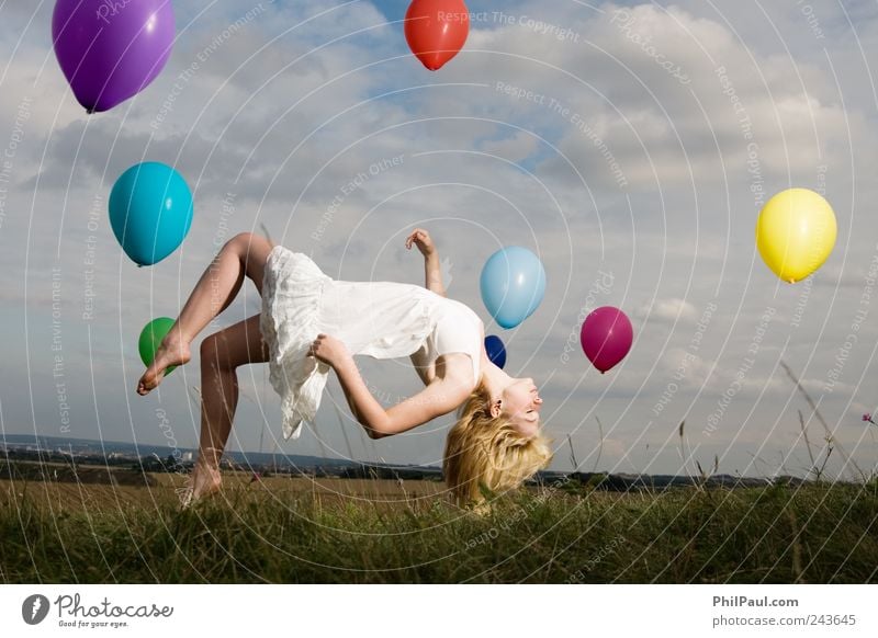 Nehmt mich mit! fliegen Luftverkehr Vogelflug Veranstaltung feminin Junge Frau Jugendliche Mensch Himmel Wolken schlechtes Wetter Unwetter Wind Strand Mantel