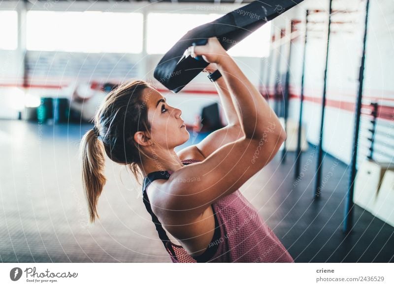 Junge Erwachsene trainierte Frau konzentriert sich auf ihre Bewegung im Fitnessstudio. Lifestyle schön Körper Sport Arbeit & Erwerbstätigkeit Mensch brünett