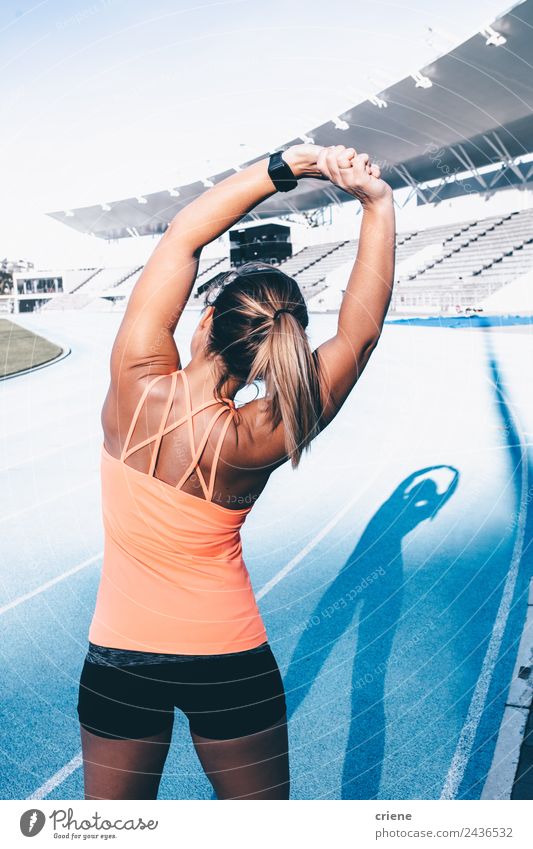 junges kaukasisches Mädchen bereitet sich auf einen Lauf vor Lifestyle Glück schön Körper Wellness Sport Stadion Mensch Frau Erwachsene blond Fitness sportlich