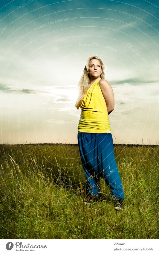 stolz Lifestyle Stil feminin Junge Frau Jugendliche 1 Mensch 18-30 Jahre Erwachsene Umwelt Natur Landschaft Himmel Sonne Sonnenaufgang Sonnenuntergang