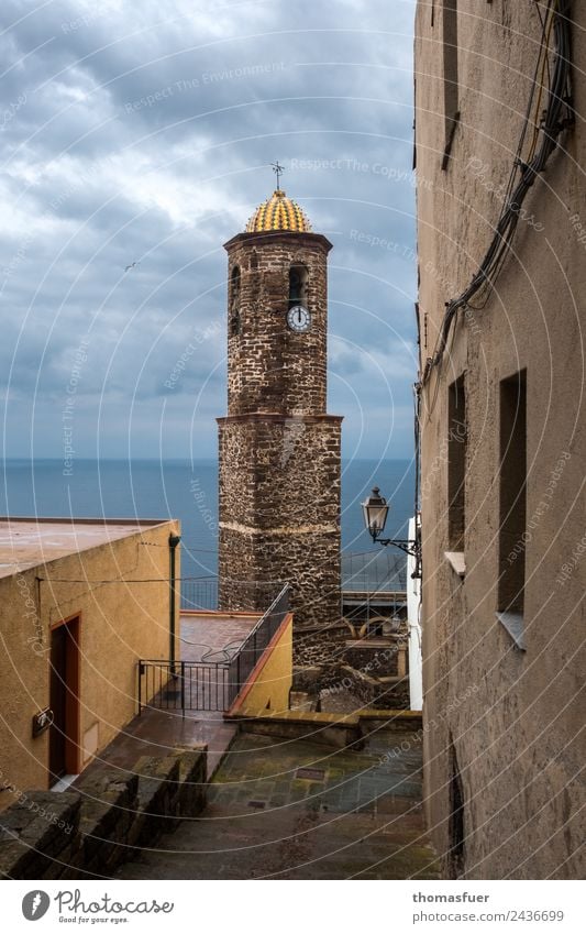 SARDINIEN, STADT AM MEER MIT KIRCHTURM Ferne Städtereise Meer Insel Häusliches Leben Himmel Wolken Horizont Wetter schlechtes Wetter Mittelmeer Castelsardo